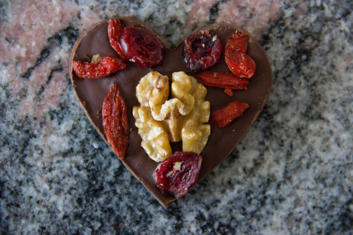 Cuoricini al cioccolato fondente con frutta secca 