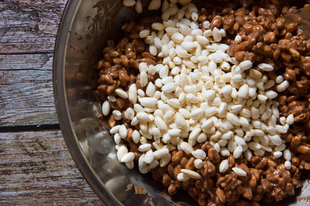 Barrette di riso soffiato, cioccolato e nocciole