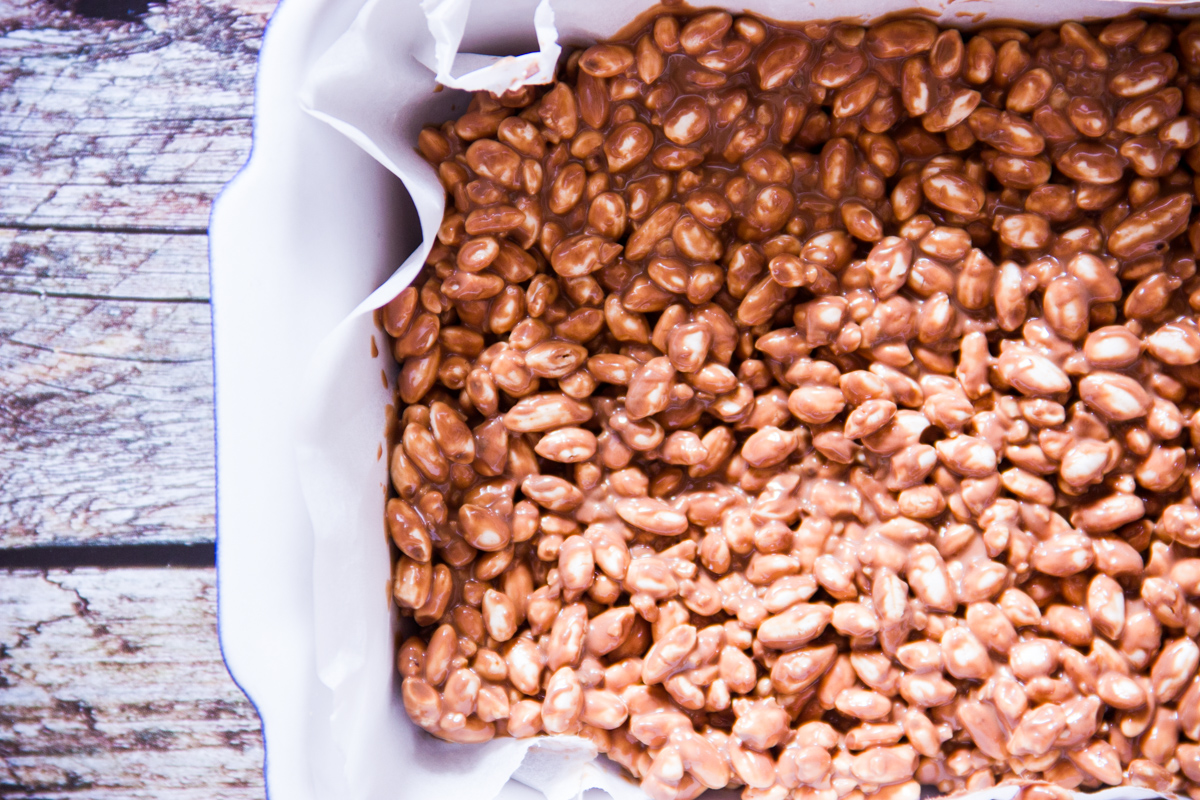 Barrette di riso soffiato, cioccolato e nocciole