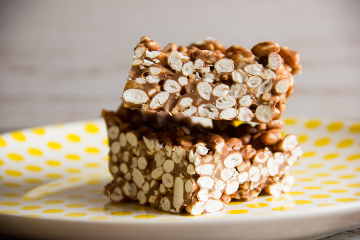 Barrette di riso soffiato, cioccolato e nocciole