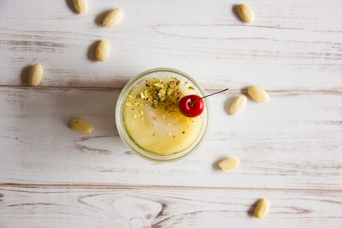 Biancomangiare alle mandorle con pistacchi e miele