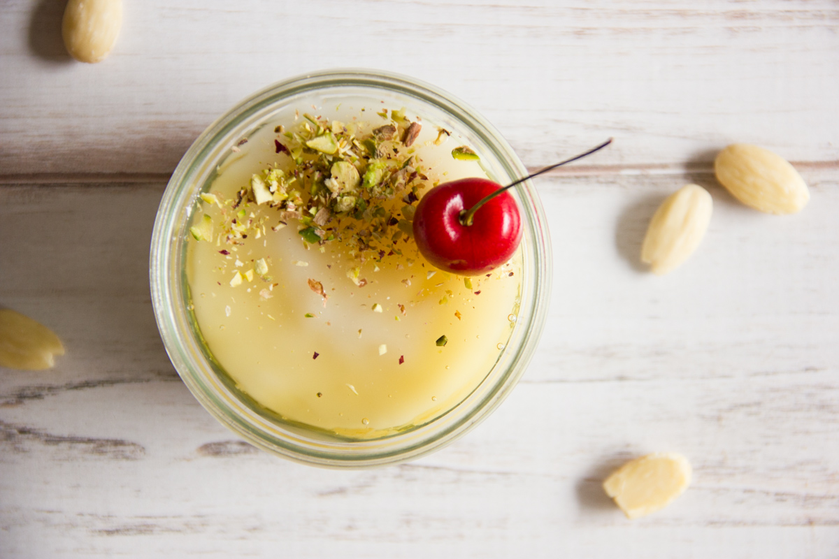 Biancomangiare alle mandorle con pistacchi e miele