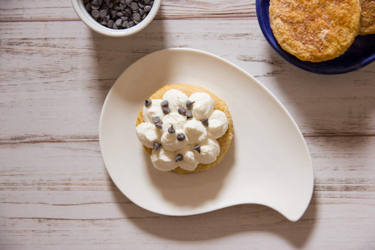 millefoglie con crema chantilly e gocce di cioccolato