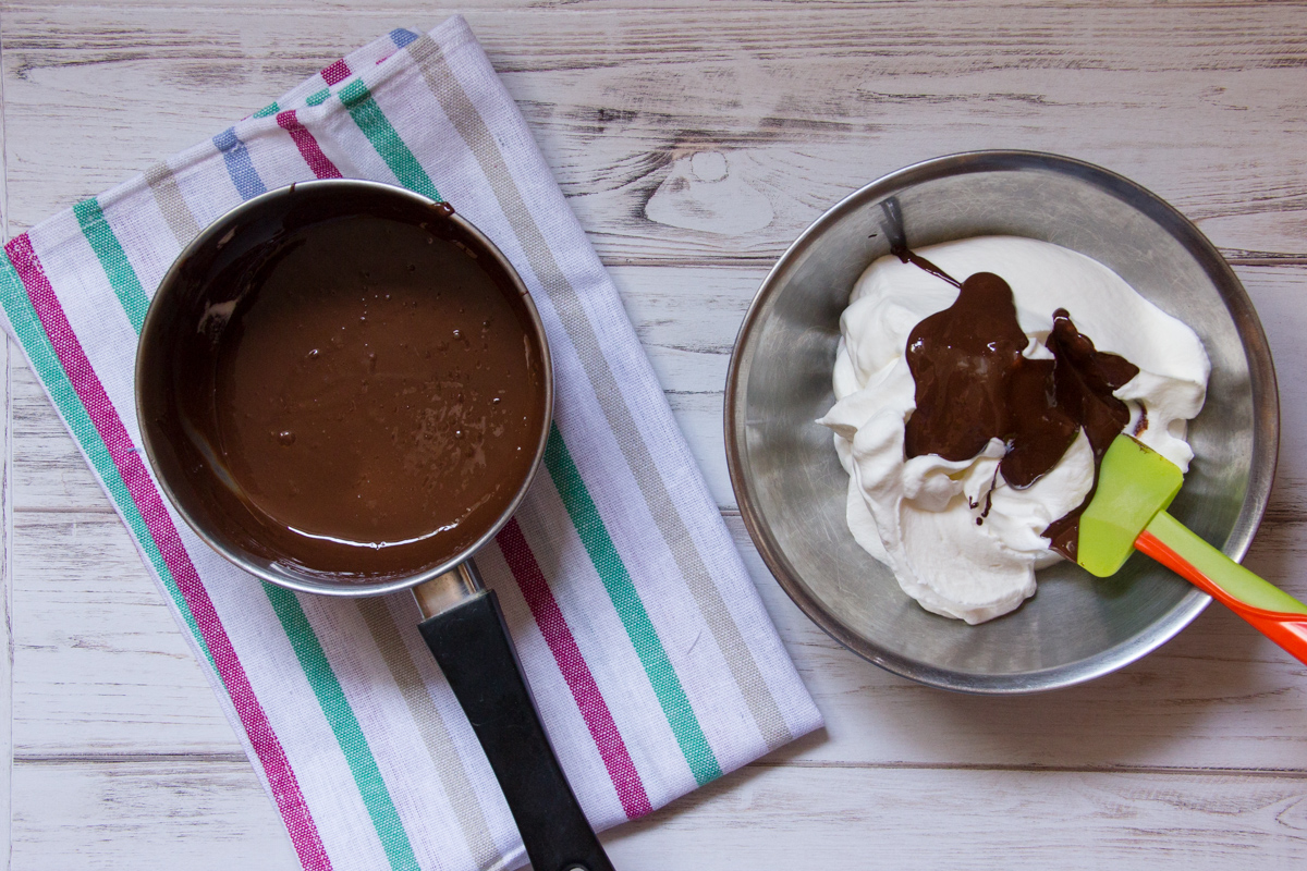 Mousse al cioccolato fondente e lamponi