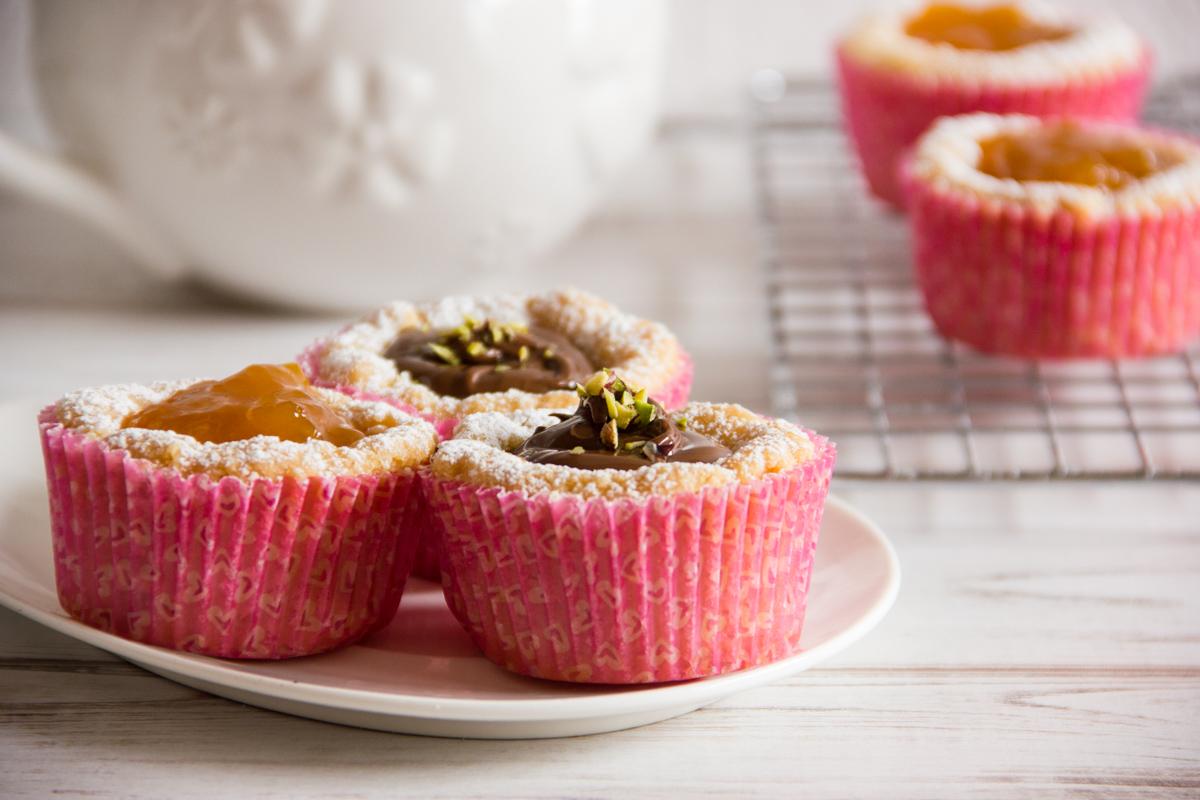 Tartellette viennesi alla confettura e crema di nocciole