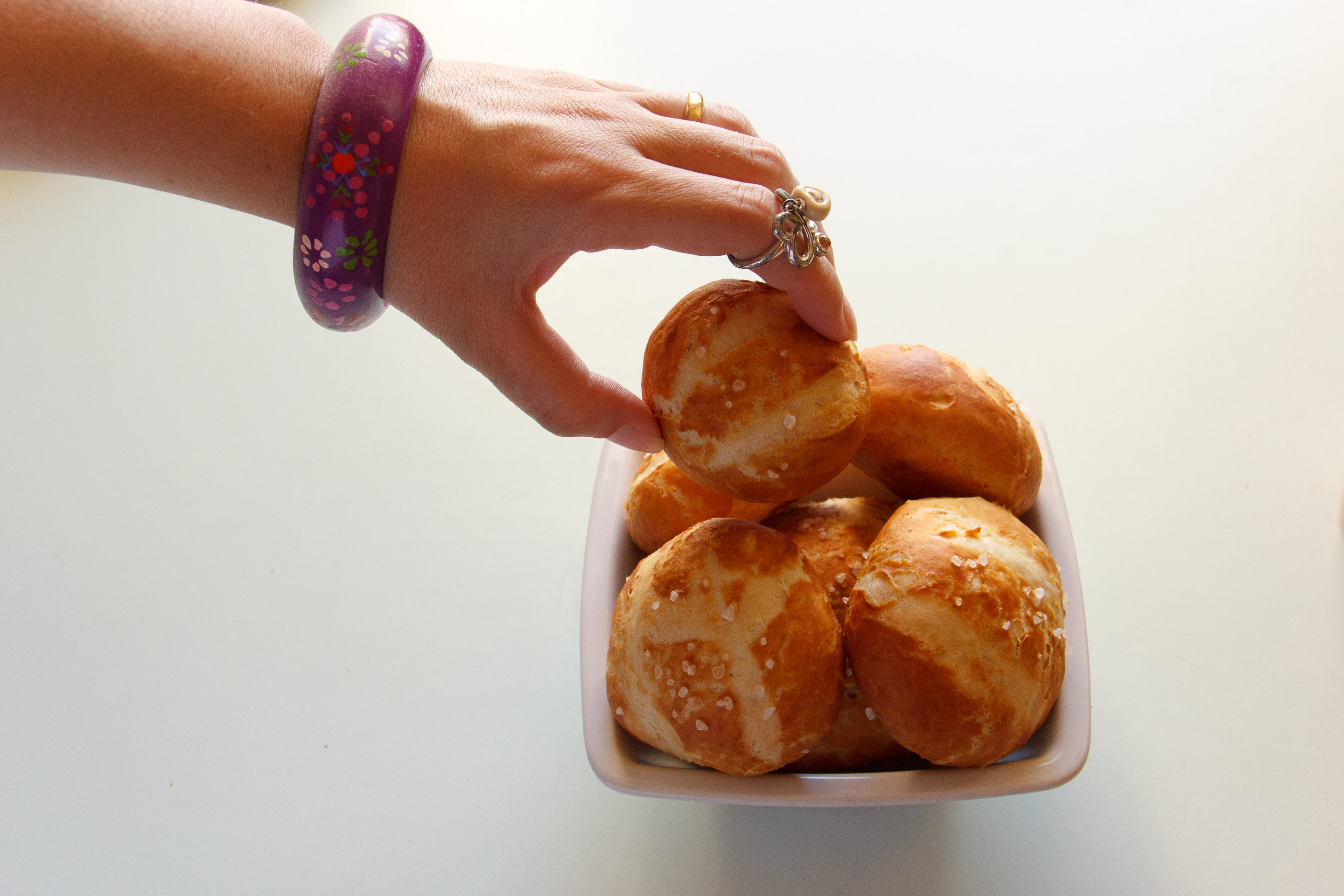 panini bretzel afferrati e mangiati