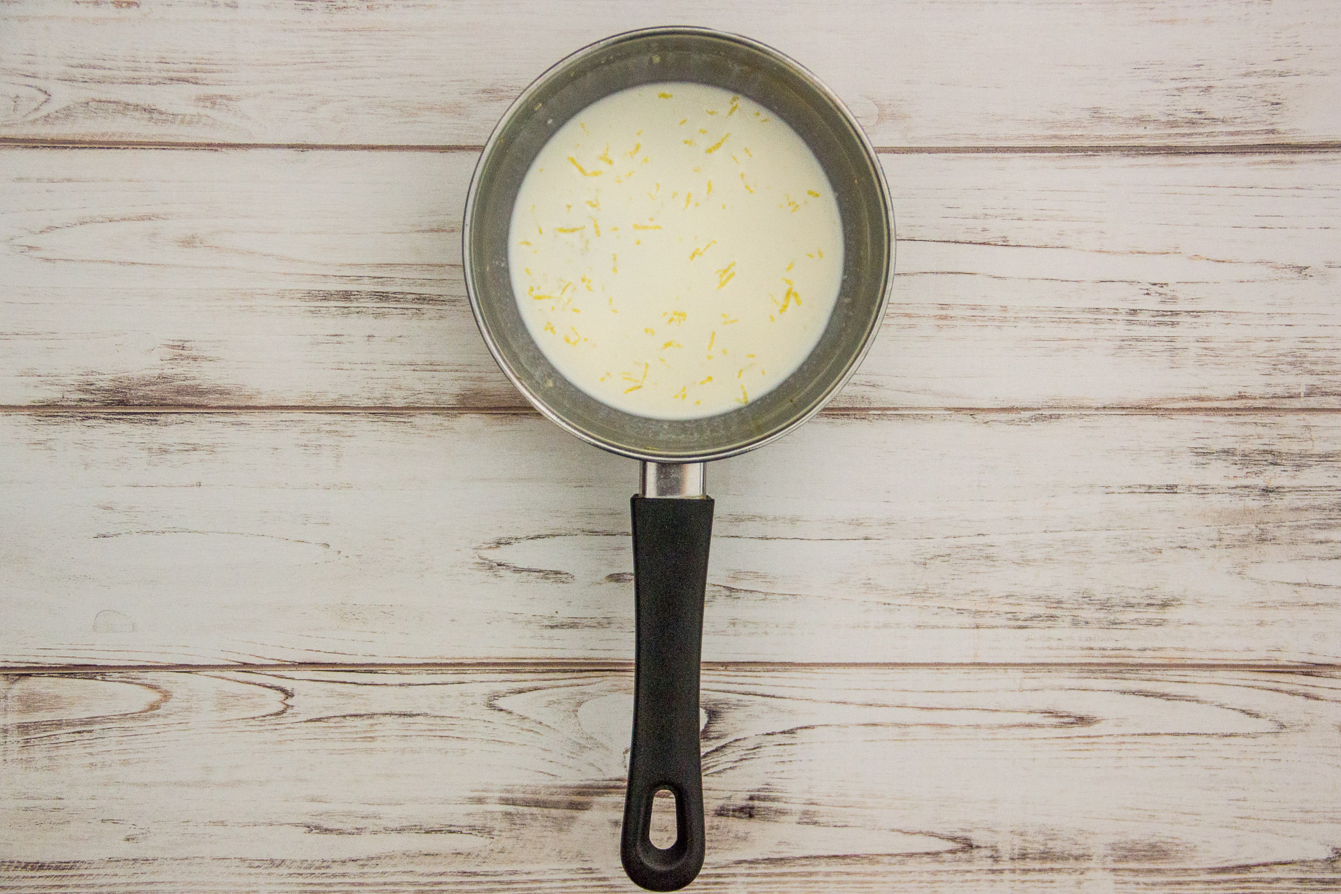 Portiamo a bollore il latte con le zeste