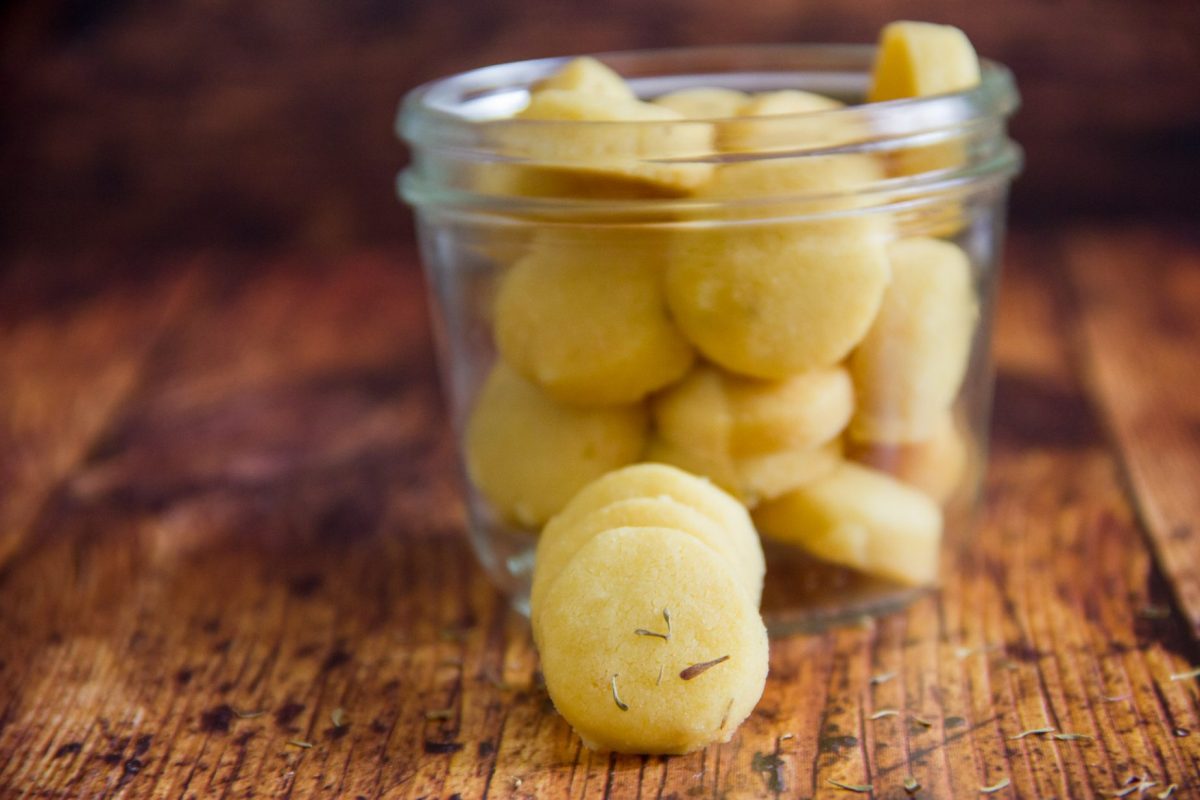 Biscotti salati al timo e pecorino