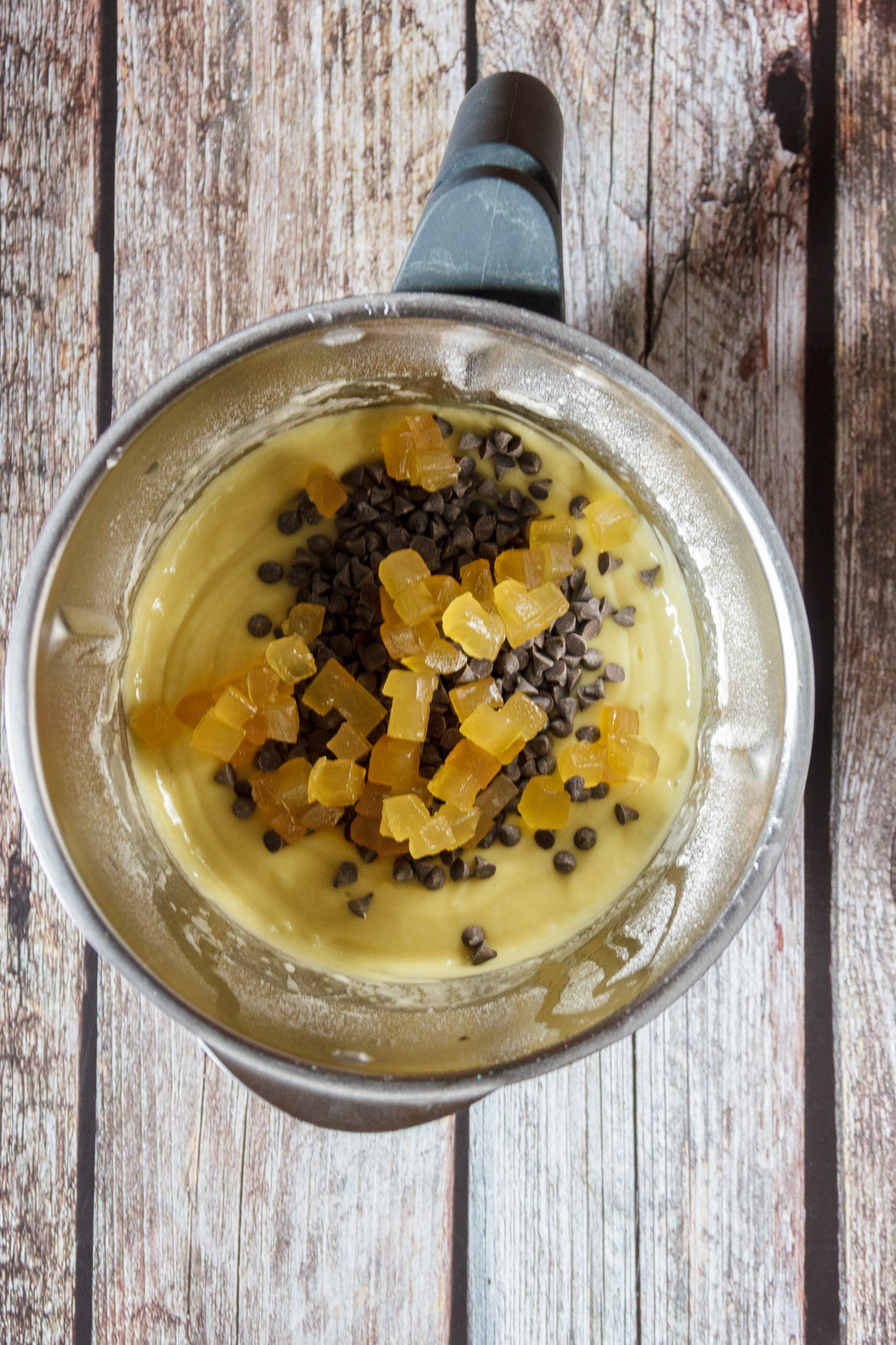 plumcake cioccolato e zenzero gli ingredienti nel boccale