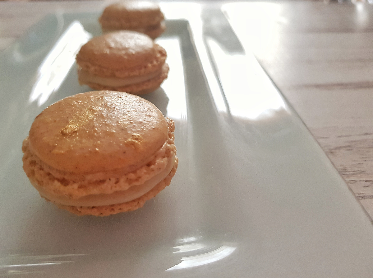 gingerbread macaron o macaron pan di zenzero