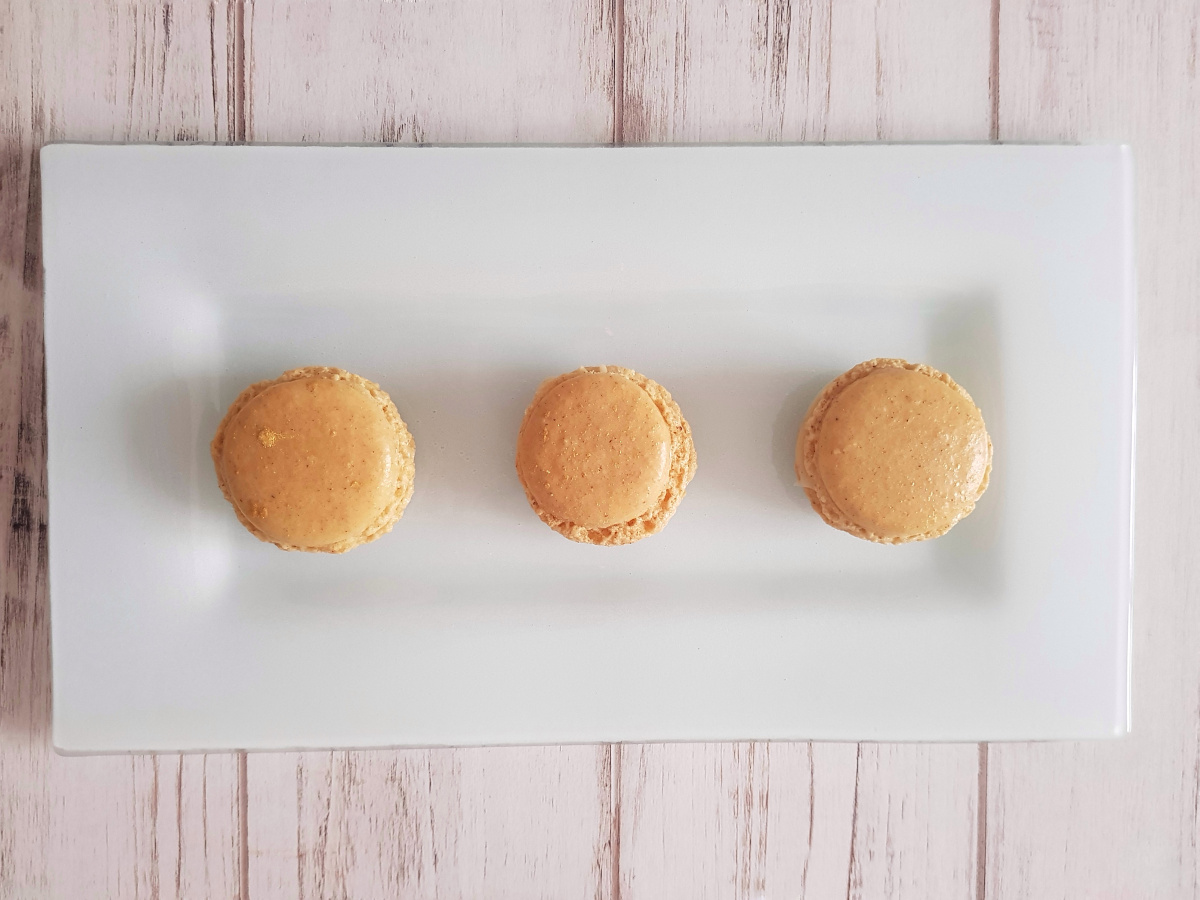 gingerbread macaron o macaron pan di zenzero