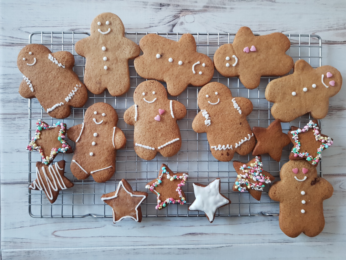 omini di pan di zenzero sfornati