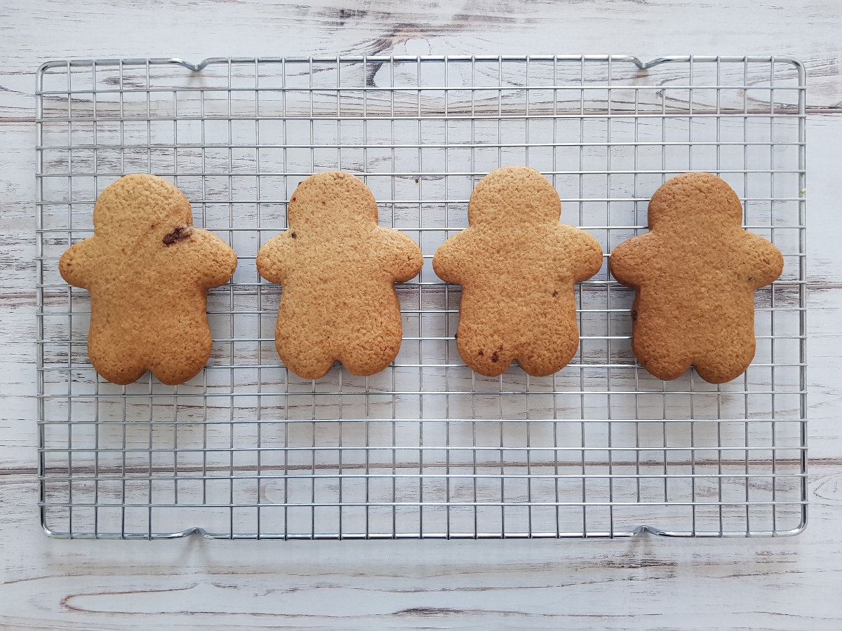 omini di pan di zenzero sfornati