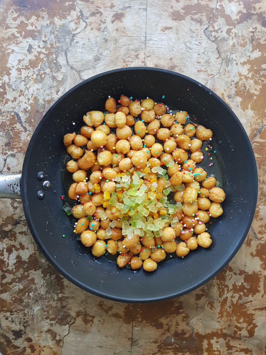 Struffoli napoletani conditi