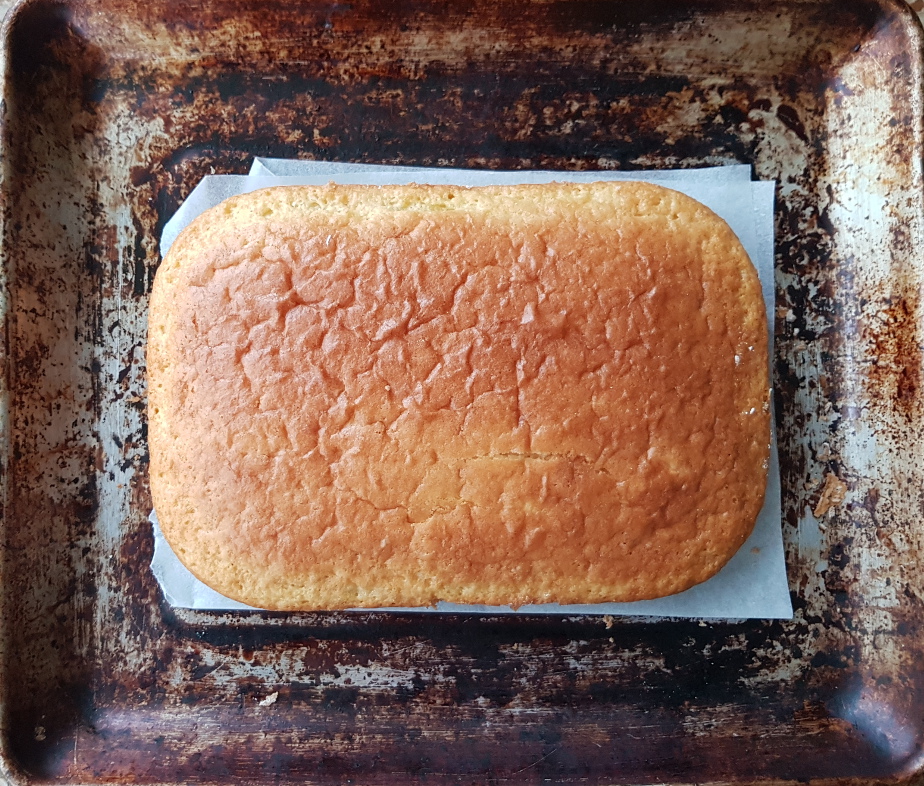 torta morbida ai mandarini e caramello appena sfornata
