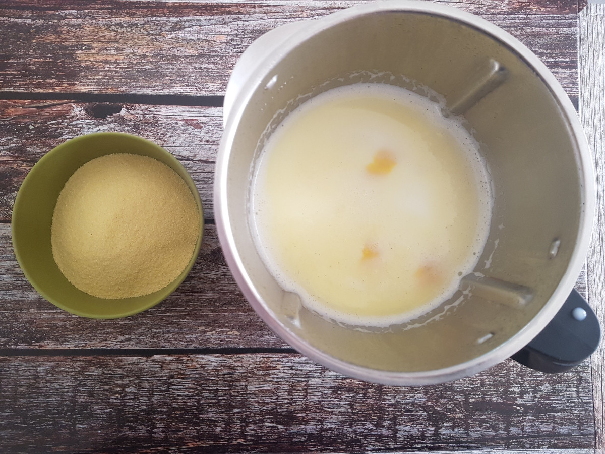 Pronti a versare il semolino nei liquidi bollenti