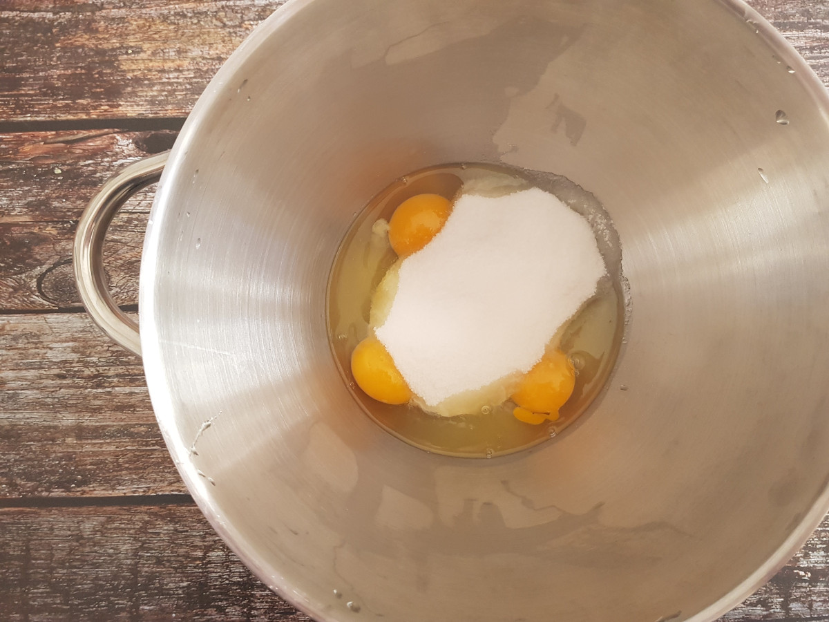 Uova e zucchero pronte da montare