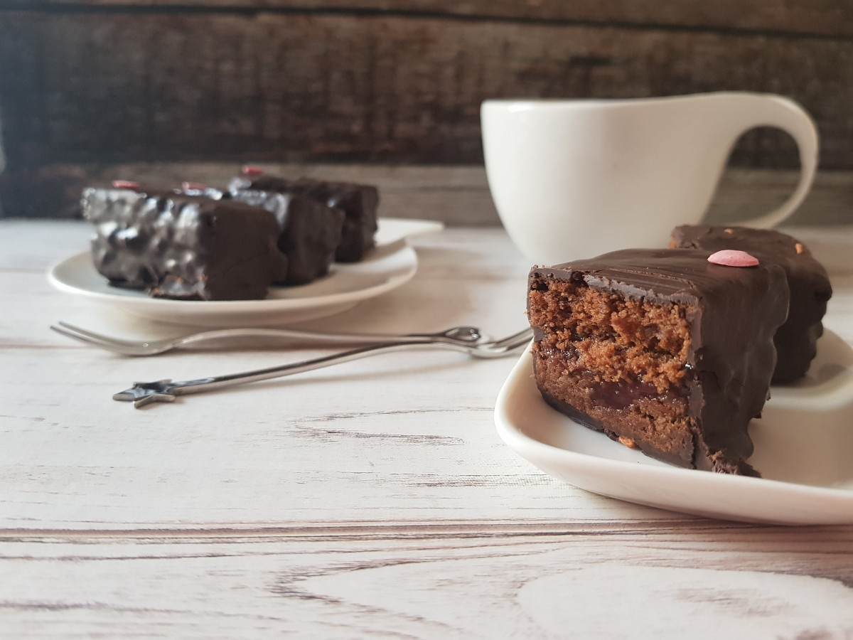 trancetti di sacher torte ai lamponi per l'ora del té