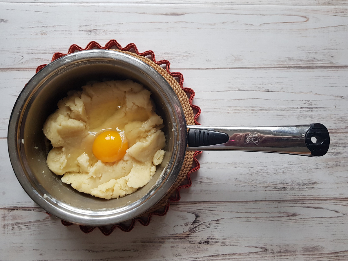 Uova aggiunto alla Pasta choux in preparazione