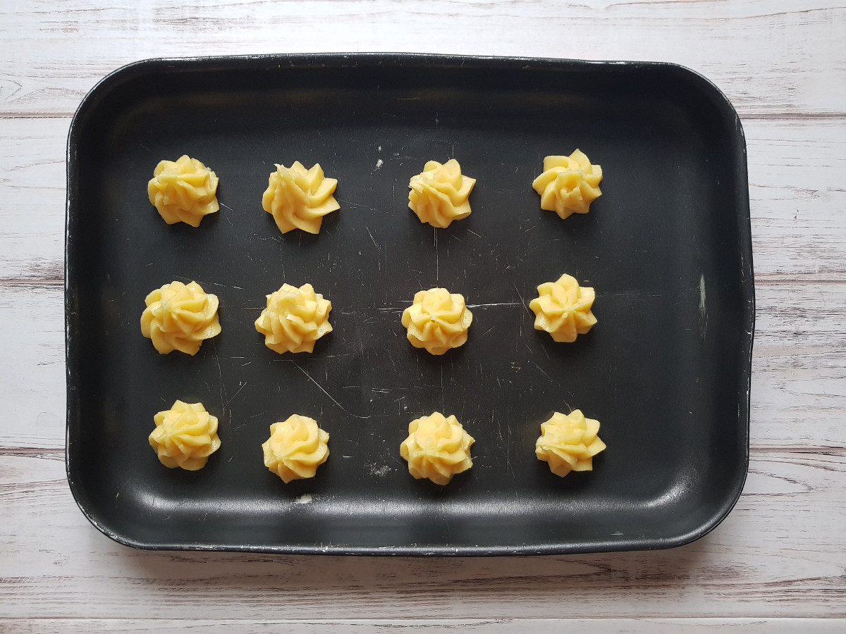 Bignè con granella di zucchero