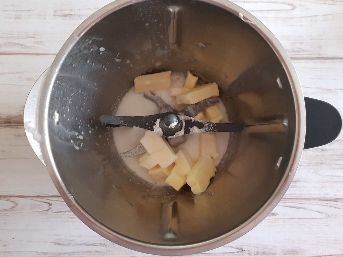 Realizzazione dell'impasto per la base della torta