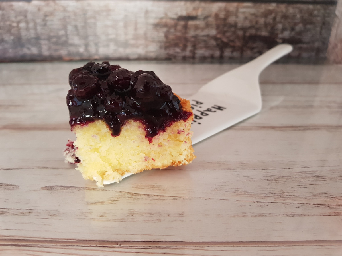 Fetta di torta alla panna acida e mirtilli