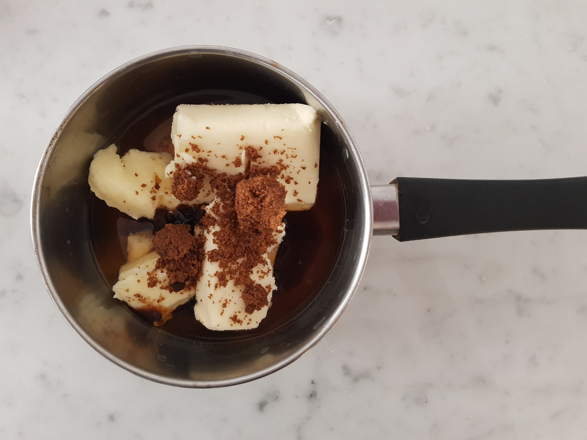 Preparazione glassa per Devil's Food Cake
