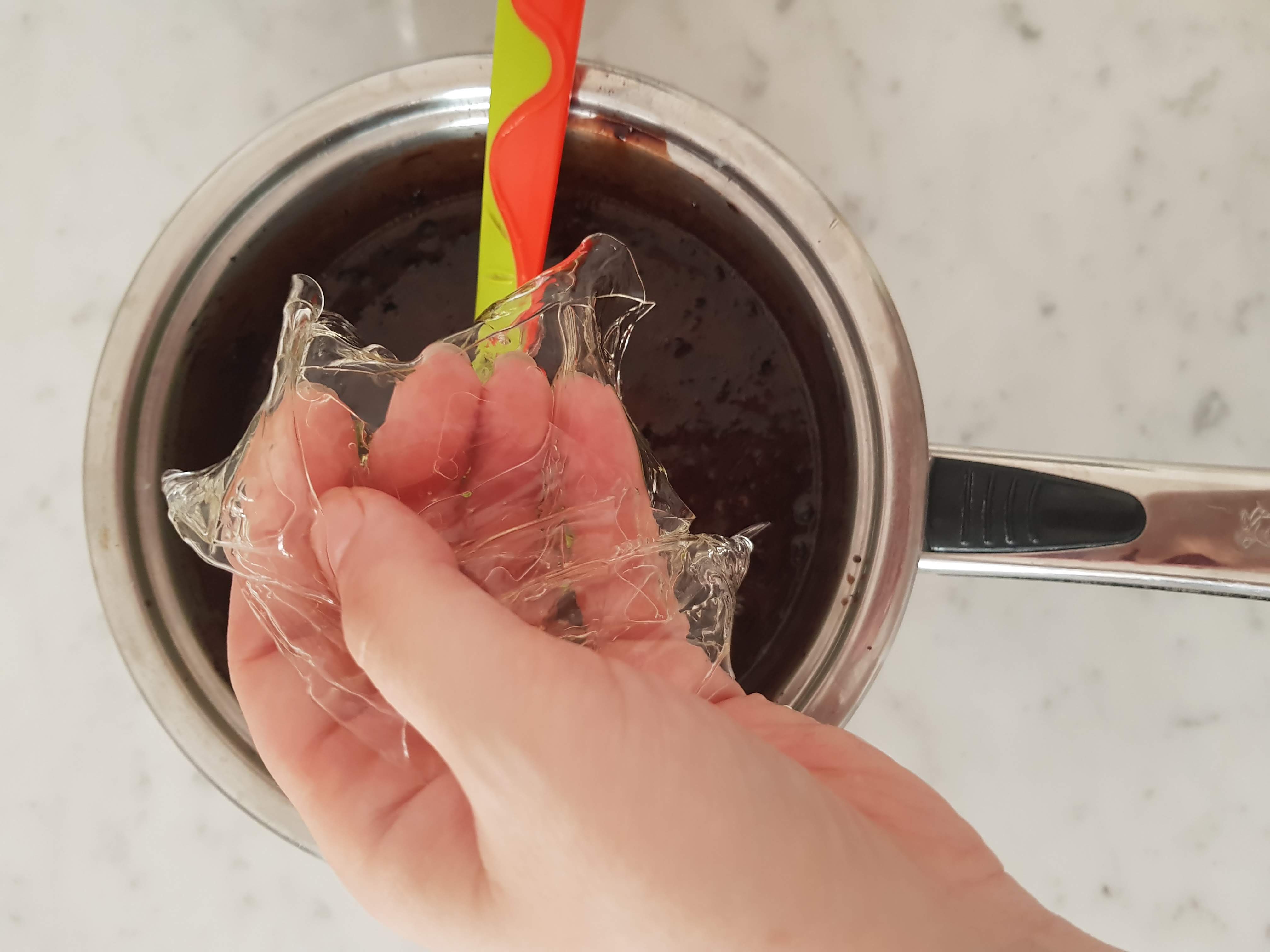 La preparazione della glassa per la Cheesecake al cioccolato senza cottura