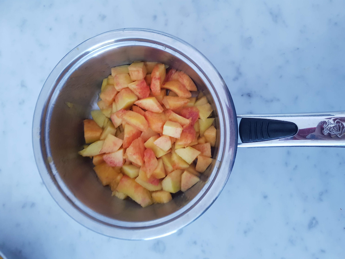 Preparazione della confettura di pesche e passion fruit