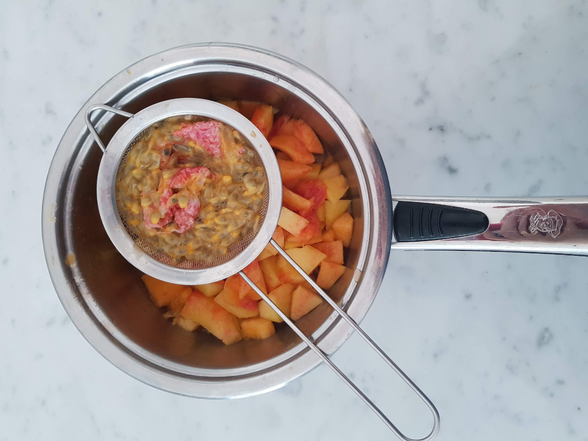 Preparazione della confettura di pesche e maracujà