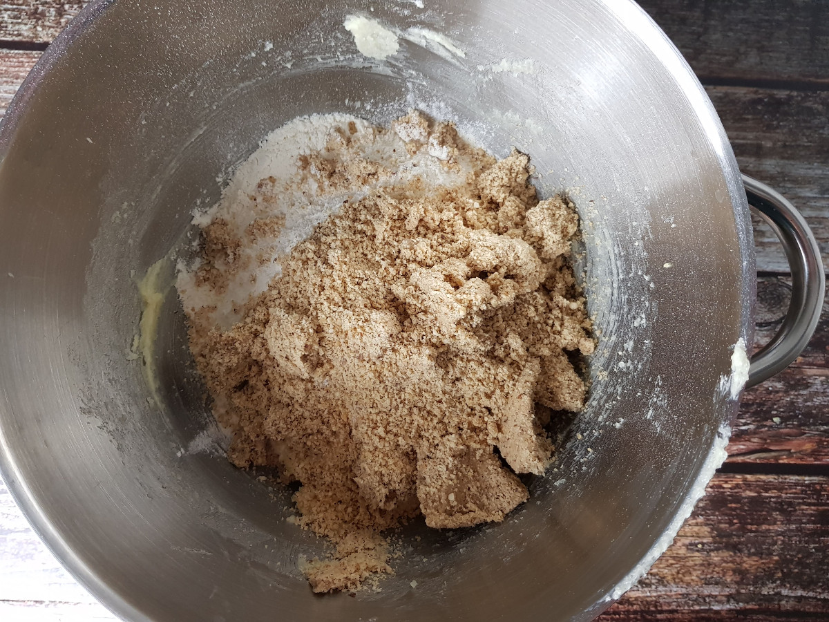 Come preparare L dei biscotti alle nocciole e cioccolato