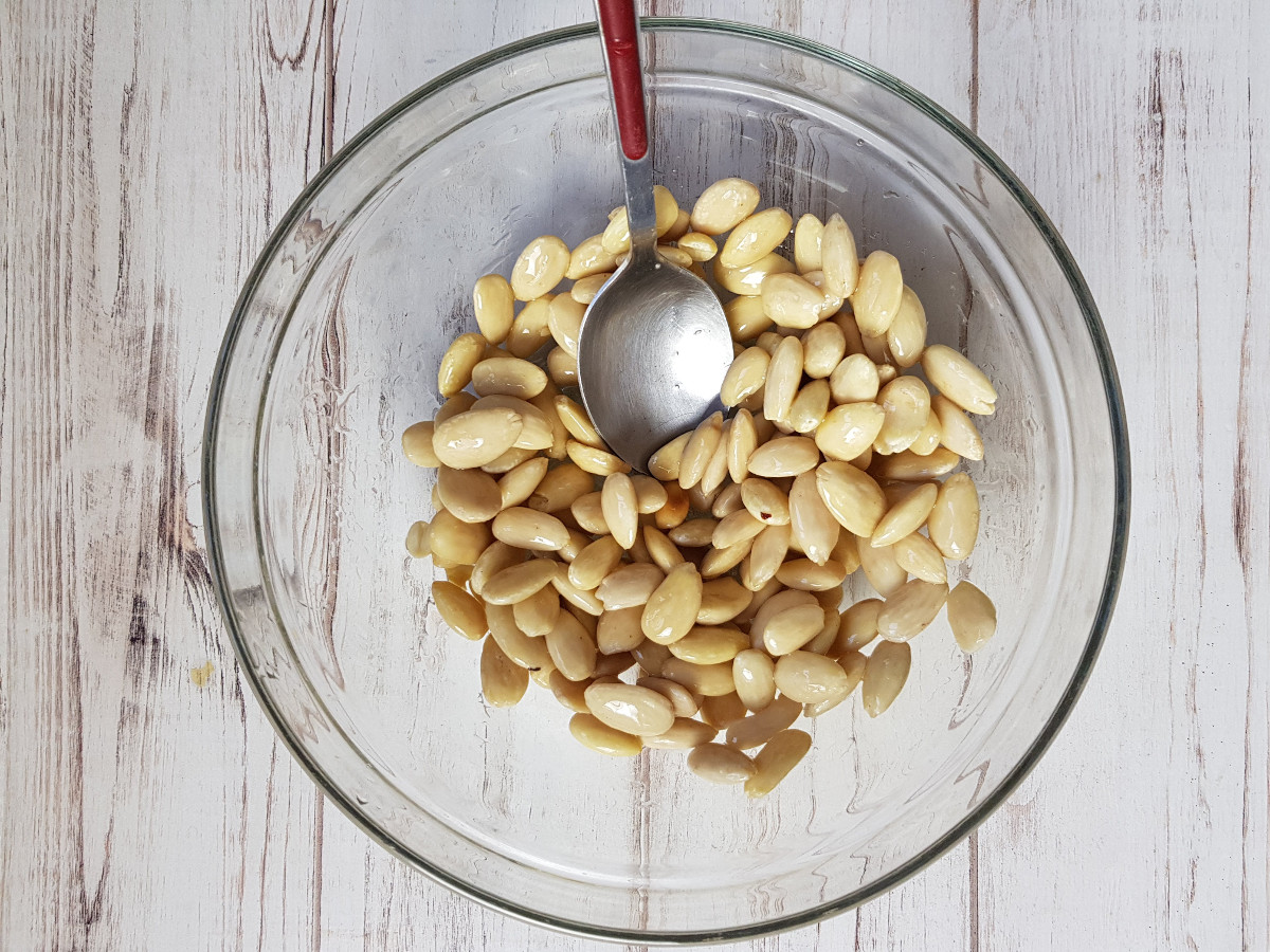 Sciroppo di canna con mandorle