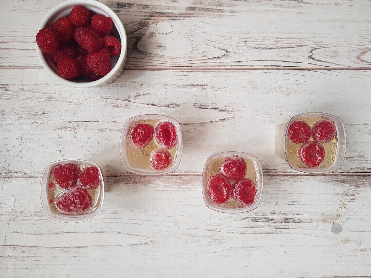 Ricette per San Valentino: Aspic di spumante e lampone