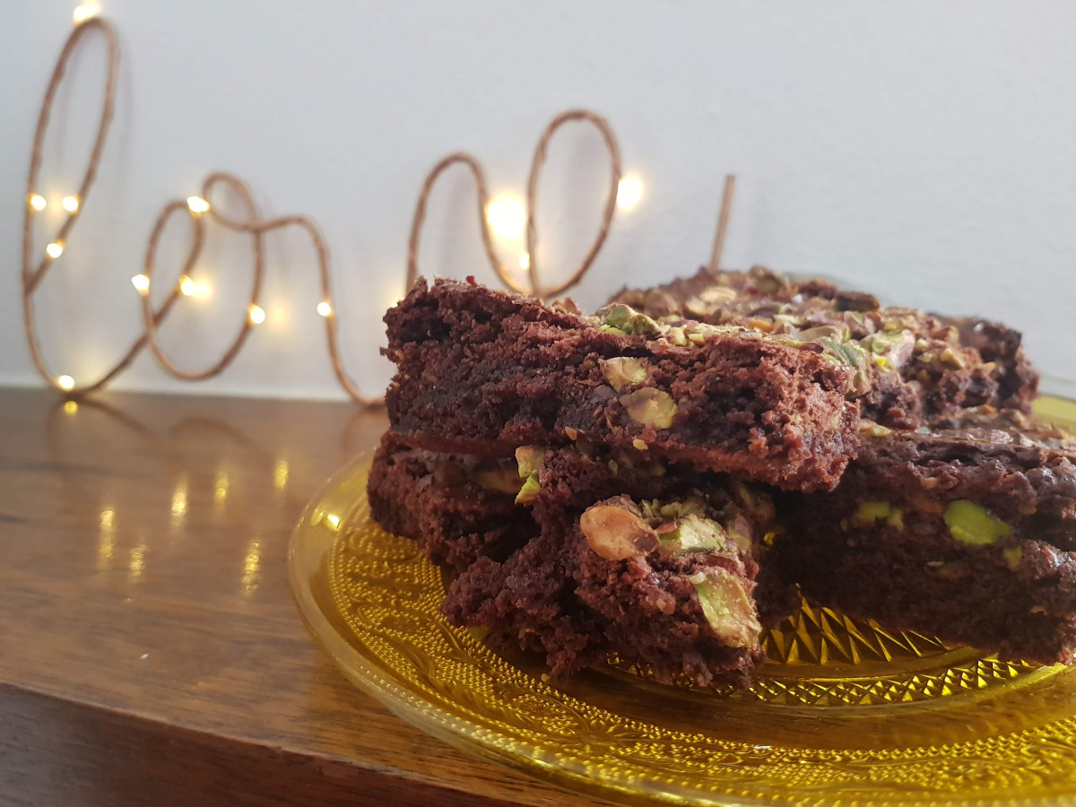 Brownies al cioccolato fondente, pistacchi e sale di Camargue