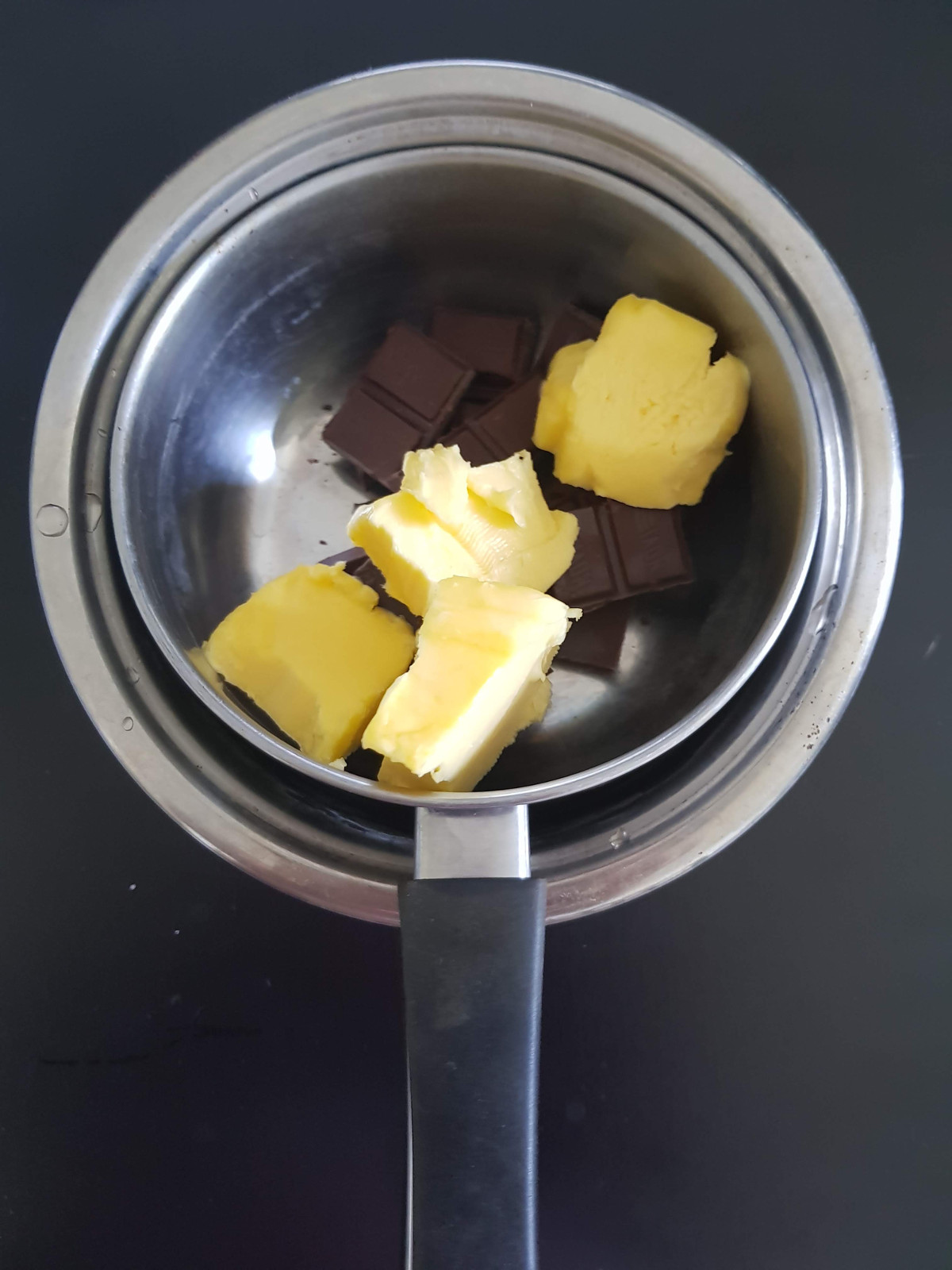 Sciogli a bagnomaria il burro e il cioccolato