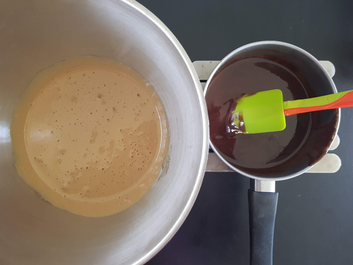 Versa il burro e il cioccolato fusi nell'impasto