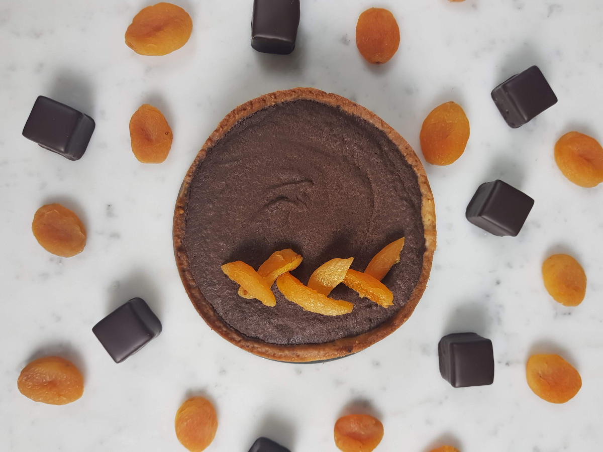 Crostata Sacher al cioccolato e albicocche